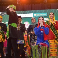 Isabel Azhari mencuri perhatian usai berhasil memenangkan None Jakarta Selatan 2025. Penampilannya yang anggun dalam balutan busana Betawi serta pembawaannya yang percaya diri membuat Isabel tampil memukau sepanjang ajang. Foto: Instagram/@isabel.azhari