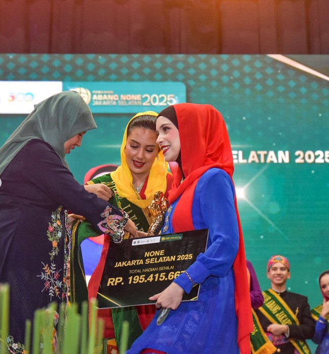 Setelah melewati serangkaian proses akhirnya pada Sabtu (26/7/25) Isabel dinobatkan sebagai None Jakarta Selatan 2025. Dengan senyum lebar, Isabel menerima selempang dan hadiah sambil mengenakan kebaya biru lengkap dengan kerudung merah. Foto: Instagram/@isabel.azhari