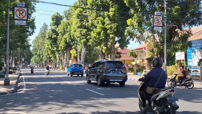 Jalan Pejanggik, salah satu kawasan tertib berlalu lintas di Mataram. (Nathea Citra/detikBali)