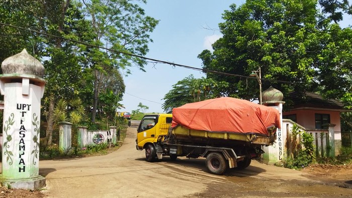 Jalur masuk TPA Bangkonol di Pandeglang (Aris/detikcom)