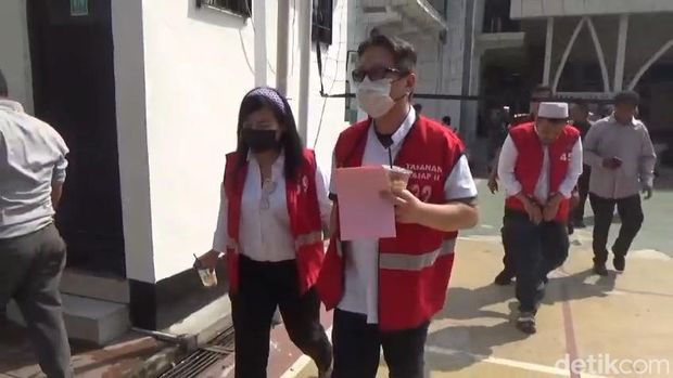 Jan Hwa Diana bersama suaminya, Handy Soenaryo saat menjalani sidang perdana perkara perusakaan kendaraan di PN Surabaya.
