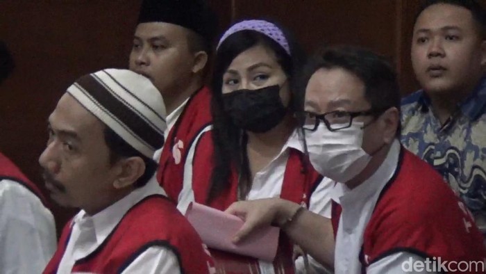 Jan Hwa Diana bersama suaminya, Handy Soenaryo saat menjalani sidang perdana perkara perusakaan kendaraan di PN Surabaya.
