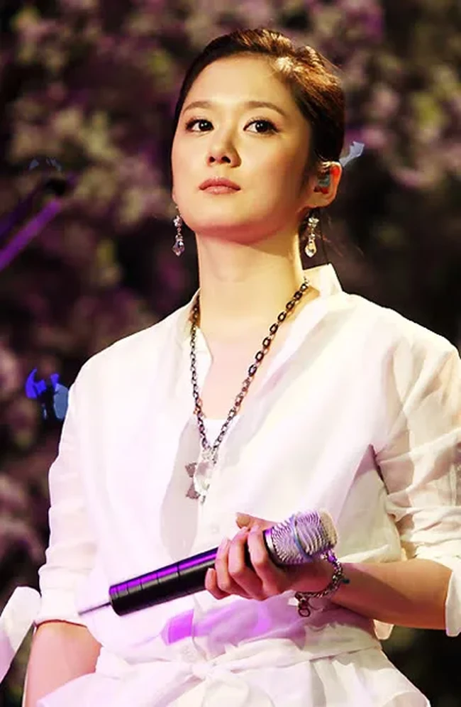 Jang Nara menjadi satu-satunya penyanyi luar Cina, yang tampil di Olimpiade Beijing 2008. Ia berduet dengan penyanyi Opera populer, Liao Changyong yang menyatakan keinginan untuk berkolaborasi dengannya. Ia pun merilis album berbahasa Mandarin. Foto: Instagram