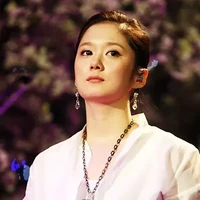 Jang Nara menjadi satu-satunya penyanyi luar Cina, yang tampil di Olimpiade Beijing 2008. Ia berduet dengan penyanyi Opera populer, Liao Changyong yang menyatakan keinginan untuk berkolaborasi dengannya. Ia pun merilis album berbahasa Mandarin. Foto: Instagram