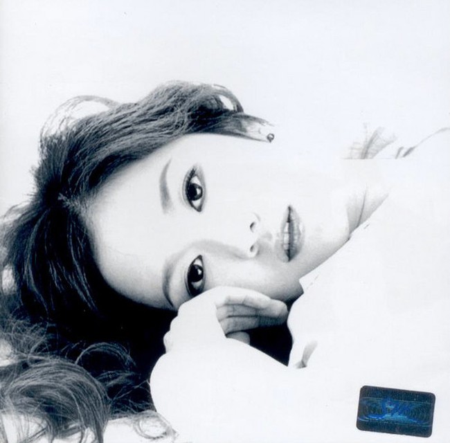 Tahun 2001, Jang Nara memulai kariernya di industri hiburan sebagai penyanyi di bawah naungan SM Entertainment. Ia merilis album pertama ‘First Story’ saat masih berusia 20 tahun. Foto: Instagram