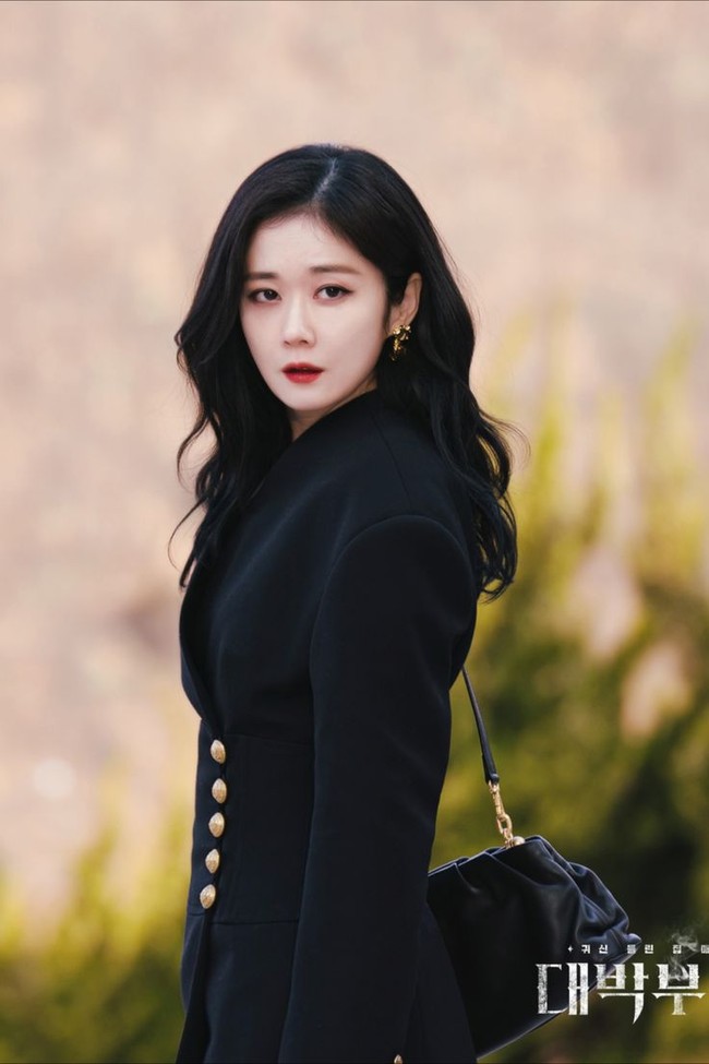 Memasuki usia 40 tahun, Jang Nara tetap eksis lewat drama Korea Sell Your Haunted House. Ia bertransformasi jadi pengusir setan dan pemilik real estate. Meskipun tampil dengan makeup yang bold, ia tetap terlihat awet muda. Foto: Instagram