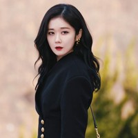 Memasuki usia 40 tahun, Jang Nara tetap eksis lewat drama Korea Sell Your Haunted House. Ia bertransformasi jadi pengusir setan dan pemilik real estate. Meskipun tampil dengan makeup yang bold, ia tetap terlihat awet muda. Foto: Instagram