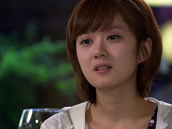Setelah fokus di Cina, Jang Nara kembali ke Korea pada tahun 2011 lewat drama Baby Faced Beauty. Ia berperan sebagai wanita 34 tahun, yang berpura-pura 10 tahun lebih muda demi mendapatkan pekerjaan, semakin menguatkan imej wajah awet mudanya. Foto: Instagram