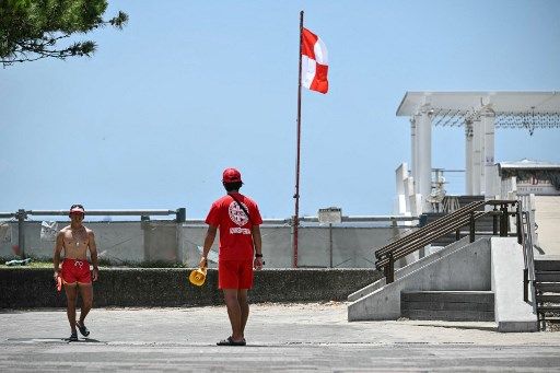 A red and white tsunami warning flag flies at the entrance to Inage Seaside Park after much of coastal Japan went on alert following a 8.7 magnitude quake in the sea off eastern Russia, along Tokyo Bay in Chiba City, Chiba prefecture on July 30, 2025. A powerful 8.7 magnitude earthquake off Russia's far east has prompted tsunami alerts across parts of the Pacific including Japan, Hawaii, Russia and Ecuador, and warnings along the California coast, US authorities said. (Photo by Philip FONG / AFP)