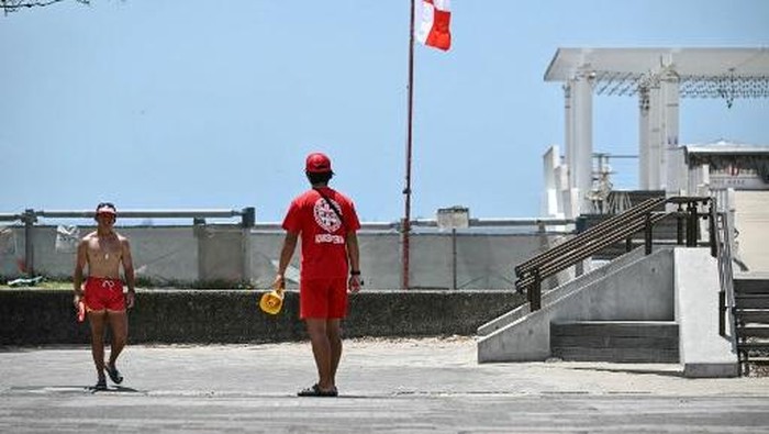 A red and white tsunami warning flag flies at the entrance to Inage Seaside Park after much of coastal Japan went on alert following a 8.7 magnitude quake in the sea off eastern Russia, along Tokyo Bay in Chiba City, Chiba prefecture on July 30, 2025. A powerful 8.7 magnitude earthquake off Russias far east has prompted tsunami alerts across parts of the Pacific including Japan, Hawaii, Russia and Ecuador, and warnings along the California coast, US authorities said. (Photo by Philip FONG / AFP)