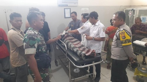 Jenazah pemandu snorkeling ketika sedang diperiksa di Puskesmas Jerowaru, Lombok Timur, Rabu (30/7/2025). (Dok. Polres Lombok Timur)