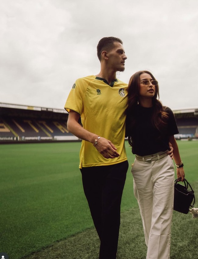 Melalui akun Instagram pribadinya Jennifer Coppen kembali memamerkan foto kedekatannya dengan pesepak bola Justin Hubner. Kali ini ibu satu orang anak itu tampak setia menemani Hubner saat perkenalan klub baru. Foto: Instagram/@jennifercoppenreal20