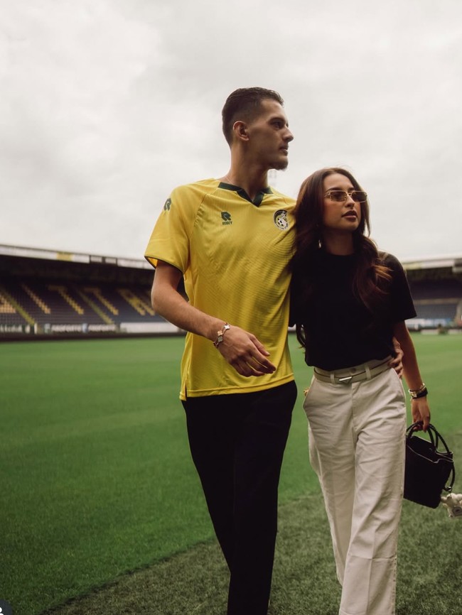 8 Foto Mesra Justin Hubner Perkenalan Klub Baru Didampingi Jennifer Coppen