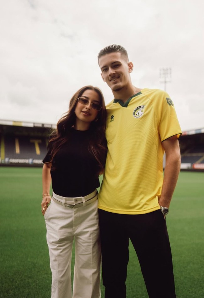 Tampil simpel bergaya old money, Jennifer terlihat mengenakan kaos hitam polos dipadukan dengan celana panjang putih. Ia melengkapi penampilannya dengan ikat pinggang tipis warna senada dan sunglasses. Foto: Instagram/@jennifercoppenreal20