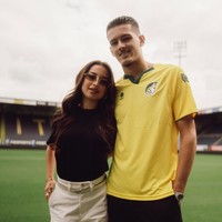 Tampil simpel bergaya old money, Jennifer terlihat mengenakan kaos hitam polos dipadukan dengan celana panjang putih. Ia melengkapi penampilannya dengan ikat pinggang tipis warna senada dan sunglasses. Foto: Instagram/@jennifercoppenreal20