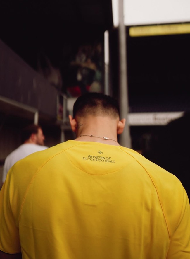 Justin dikabarkan masuk klub Fortuna Sittard dengan kontrak setidaknya 3 musim. Dengan bangga, ia memamerkan gayanya saat mengenakan jersey kuning khas klub barunya tersebut. Foto: Instagram/@jennifercoppenreal20