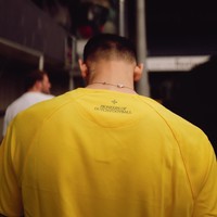 Justin dikabarkan masuk klub Fortuna Sittard dengan kontrak setidaknya 3 musim. Dengan bangga, ia memamerkan gayanya saat mengenakan jersey kuning khas klub barunya tersebut. Foto: Instagram/@jennifercoppenreal20