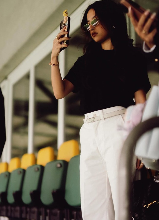 Dengan setia Jennifer terus mendampingi Hubner. Ia juga tampak sesekali mengabadikan momen penting Hubner tersebut menggunakan ponselnya. Foto: Instagram/@jennifercoppenreal20