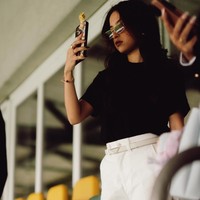 Dengan setia Jennifer terus mendampingi Hubner. Ia juga tampak sesekali mengabadikan momen penting Hubner tersebut menggunakan ponselnya. Foto: Instagram/@jennifercoppenreal20