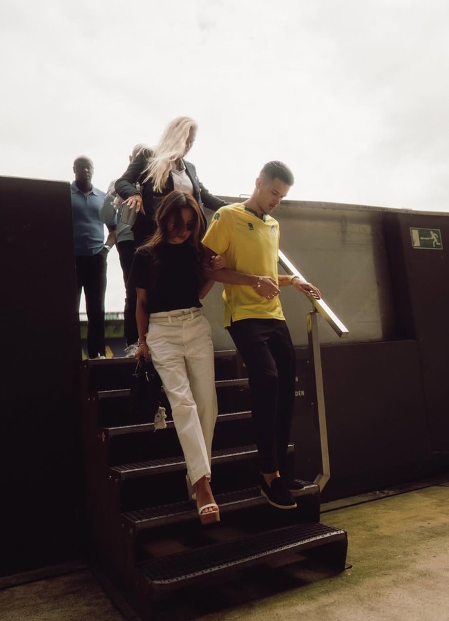 Pamer kemesraan, dalam beberapa foto juga terlihat Hubner dan Jennifer yang saling merangkul dan bergandengan tangan. Foto: Instagram/@jennifercoppenreal20