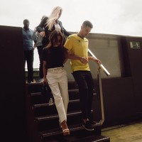 Pamer kemesraan, dalam beberapa foto juga terlihat Hubner dan Jennifer yang saling merangkul dan bergandengan tangan. Foto: Instagram/@jennifercoppenreal20