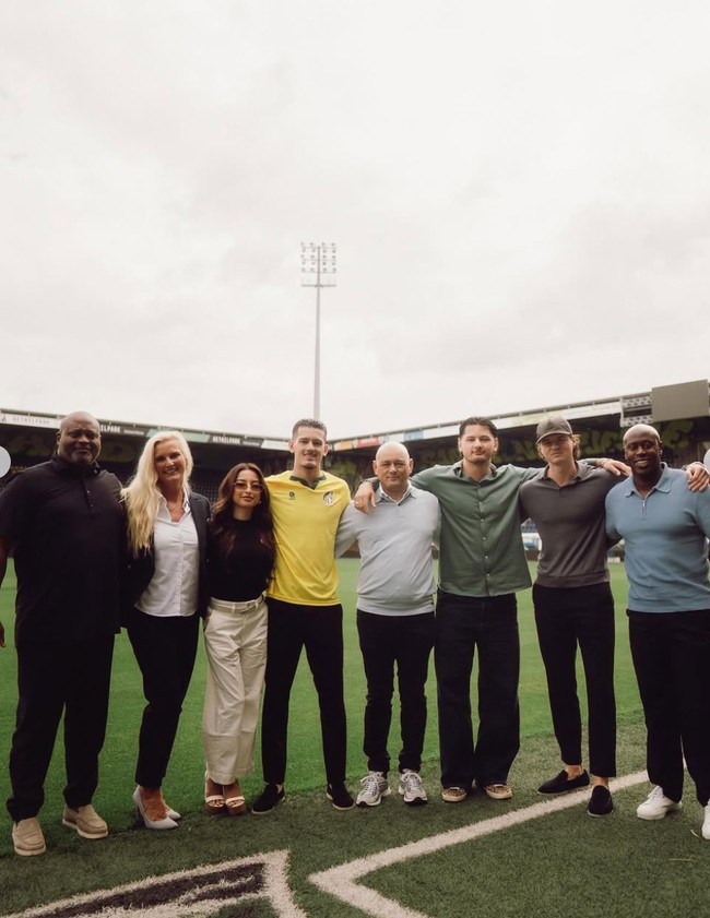 Tak hanya ditemani Jennifer, saudara dan ibunda Hubner, Brigitte Hubner juga terlihat ikut hadir. Brigitte yang mengenakan kemeja putih dipadukan blazer dan celana panjang hitam tampak berpose di sebelah Jennifer. Foto: Instagram/@jennifercoppenreal20
