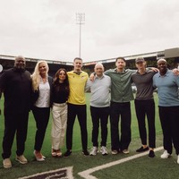 Tak hanya ditemani Jennifer, saudara dan ibunda Hubner, Brigitte Hubner juga terlihat ikut hadir. Brigitte yang mengenakan kemeja putih dipadukan blazer dan celana panjang hitam tampak berpose di sebelah Jennifer. Foto: Instagram/@jennifercoppenreal20