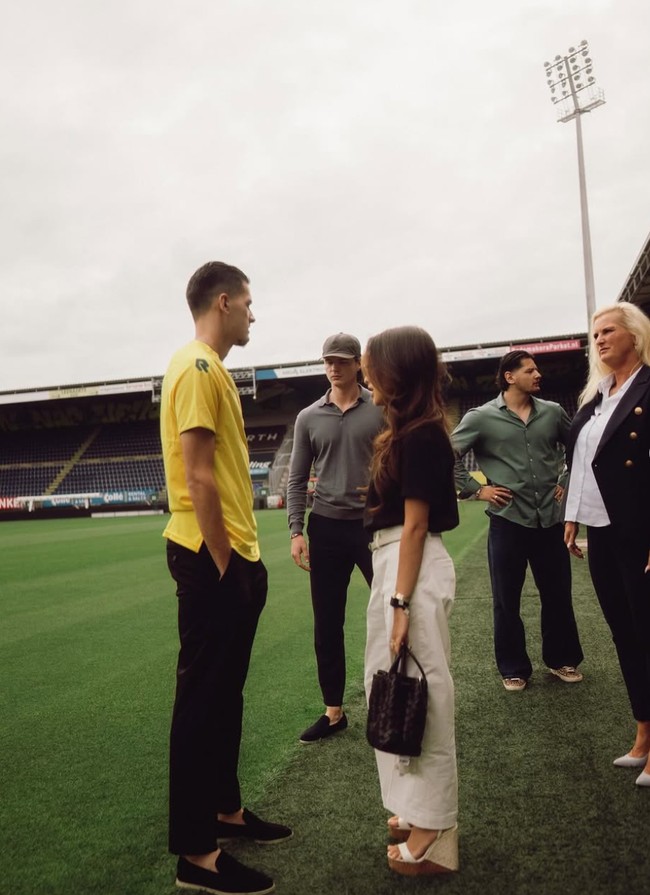Kenakan wedges yang cukup tinggi, Jennifer juga tampak menjinjing tas Maxi Intreccio Tote Bottega Venetta seharga Rp 68 jutaan. Foto: Instagram/@jennifercoppenreal20