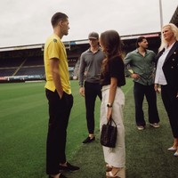 Kenakan wedges yang cukup tinggi, Jennifer juga tampak menjinjing tas Maxi Intreccio Tote Bottega Venetta seharga Rp 68 jutaan. Foto: Instagram/@jennifercoppenreal20
