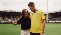 Dilihat di Instagram, Rabu (30/7/2025), Jennifer Coppen tampak datang melihat Justin Hubner jadi pemain baru Fortuna Sittard. Ia memakai kaus hitam dengan celana panjang putih. (Foto: dok Instagram jennifercoppenreal20)