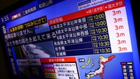 Warga menyaksikan laporan berita tsunami dari layar televisi di Tokyo, Jepang, Selasa (30/7/2025). Badan Meteorologi Jepang memperingatkan gelombang tsunami setinggi tiga meter usai gempa besar mengguncang Semenanjung Kamchatka, Rusia. (REUTERS/Issei Kato) 