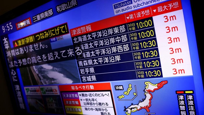 A television screen shows a news report on Japan Weather Agencys tsunami warning, saying it expected tsunami waves of up to 3 meters (10 feet) to reach large coastal areas in Japan after a powerful earthquake struck off Russias Far Eastern Kamchatka Peninsula, in Tokyo, Japan July 30, 2025.  REUTERS/Issei Kato       TPX IMAGES OF THE DAY