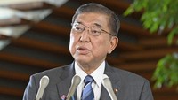 Perdana Menteri Jepang Shigeru Ishiba memberikan pernyataan kepada media di Tokyo, Selasa (30/7/2025). Pemerintah mengeluarkan perintah evakuasi usai peringatan tsunami akibat gempa besar di Semenanjung Kamchatka, Rusia. (Kyodo/via REUTERS) 