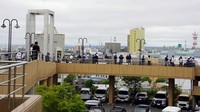 Warga berkumpul di lokasi evakuasi sementara di Kushiro, Hokkaido, Jepang, Selasa (30/7/2025). Mereka mengungsi setelah pemerintah Jepang mengeluarkan peringatan tsunami imbas gempa besar di Rusia. (Kyodo/via REUTERS) 