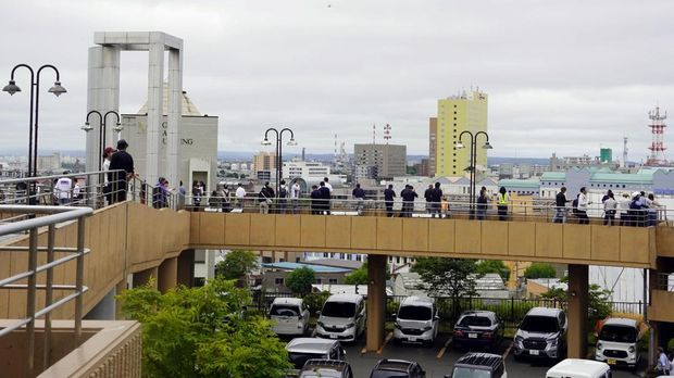 People look on after being evacuated to a temporary tsunami evacuation site, after Japan issued evacuation alert following major quake in Russia's Kamchatka Peninsula that triggered a tsunami warning, in Kushiro, Hokkaido, Japan July 30, 2025, in this photo taken by Kyodo. Kyodo/via REUTERS ATTENTION EDITORS - THIS IMAGE HAS BEEN SUPPLIED BY A THIRD PARTY. MANDATORY CREDIT. JAPAN OUT. NO COMMERCIAL OR EDITORIAL SALES IN JAPAN.