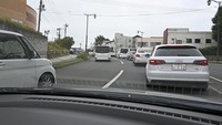 Sejumlah mobil warga bergerak ke dataran tinggi di Kushiro, Hokkaido, Jepang, Selasa (30/7/2025). Evakuasi dilakukan menyusul peringatan tsunami pasca gempa besar di Semenanjung Kamchatka. (Kyodo/via REUTERS) 