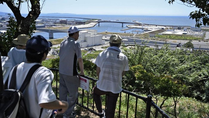 People look on after being evacuated to a temporary tsunami evacuation site, after Japan issued evacuation alert following major quake in Russias Kamchatka Peninsula that triggered a tsunami warning, in Kushiro, Hokkaido, Japan July 30, 2025, in this photo taken by Kyodo. Kyodo/via REUTERS ATTENTION EDITORS - THIS IMAGE HAS BEEN SUPPLIED BY A THIRD PARTY. MANDATORY CREDIT. JAPAN OUT. NO COMMERCIAL OR EDITORIAL SALES IN JAPAN.