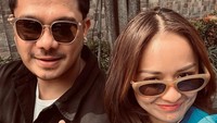 Aktris berusia 38 tahun itu merasa ini waktu yang tepat untuknya membuka hati. Suami Joanna, Raditya Oloan Immanuel Panggabean, meninggal dunia pada 2021. Joanna membesarkan empat anak mereka, yakni Zuriel Paris Jedidiah Panggabean, Zeraiah Moria Phinehas Panggabean, Zoey Havilah Salajena Panggabean, dan Ziona Eden Alexandra Panggabean. Foto: dok. Instagram @joannaalexandra / @the.eastman