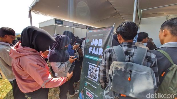 Situasi Job Fair di UPTD BLK Manggahang, Kecamatan Baleendah, Rabu (20/7/2025). Para pencari kerja bergerombol mengirim lamaran.