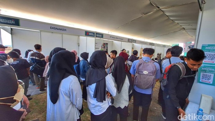Situasi Job Fair di UPTD BLK Manggahang, Kecamatan Baleendah, Rabu (20/7/2025). Para pencari kerja bergerombol mengirim lamaran.