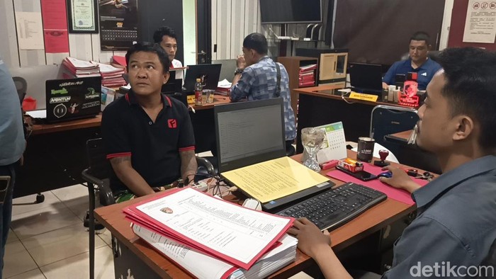 Jukir liar bernama Saparuddin alias Sapa diperiksa di kantor polisi usai menganiaya pedagang sayar di Pasar Kalimbu Makassar.