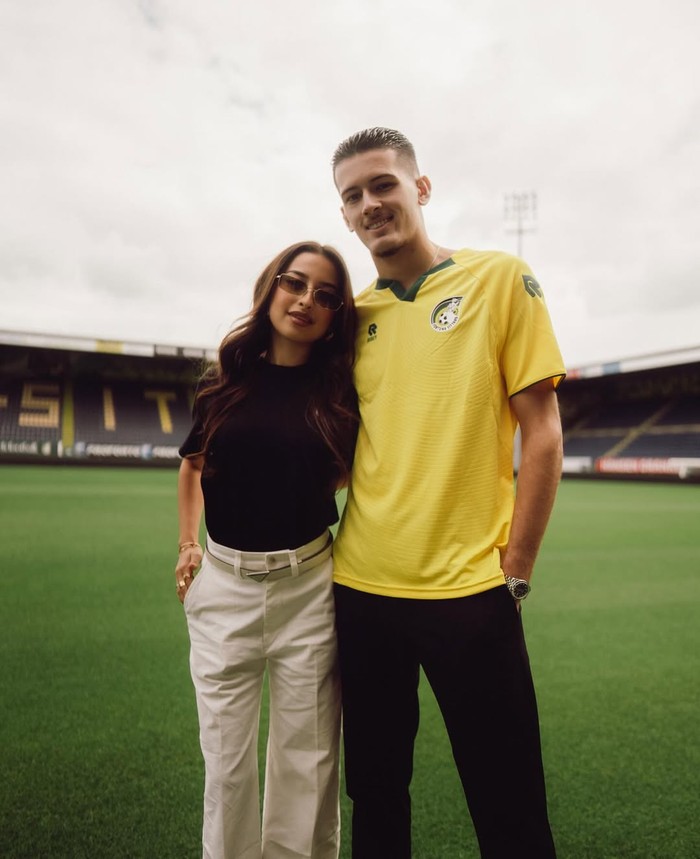 Justin Hubner ditemani Jennifer Coppen saat dikenalkan sebagai pemain baru di klub Eredivisie, Fortuna Sittard.