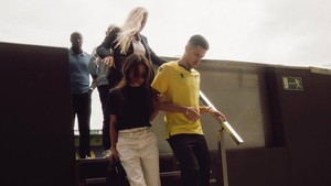 Jennifer terlihat menggandeng erat Justin, support system goals banget! Foto: Instagram Jennifer Coppen