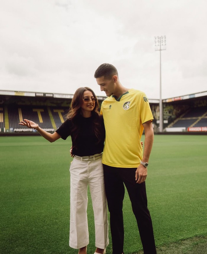 Justin Hubner ditemani Jennifer Coppen saat dikenalkan sebagai pemain baru di klub Eredivisie, Fortuna Sittard.