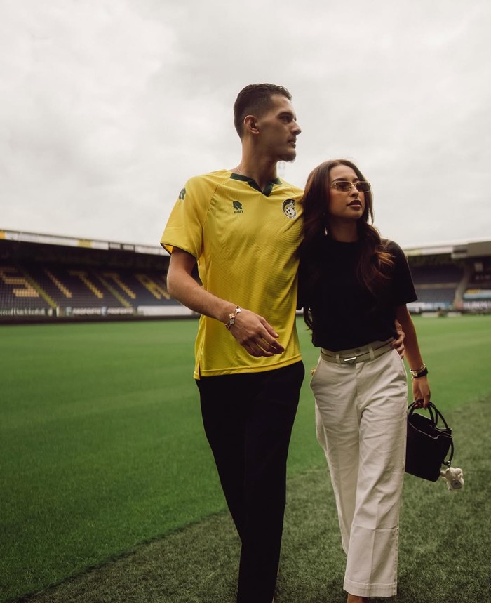 Justin Hubner ditemani Jennifer Coppen saat dikenalkan sebagai pemain baru di klub Eredivisie, Fortuna Sittard.