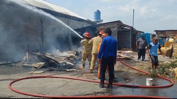Petugas saat memadamkan kebakaran gudang di kawasan Pelabuhan Perikanan Mayangan, Kota Probolinggo