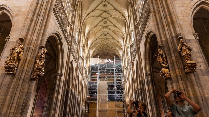 Katedral Bersejarah Praha Pasang Organ Raksasa, Lengkapi Warisan Musik 700 Tahun A worker installs parts of a new organ built in El Papiol, Spain, at the workshop of world-renowned organ builder Gerhard Grenzing, in St. Vitus Cathedral at Prague Castle, in Prague, Czech Republic, July 22, 2025. REUTERS/Eva Korinkova