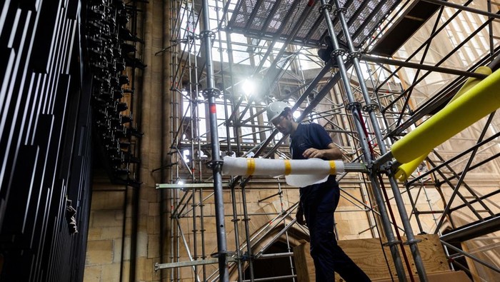 Katedral Bersejarah Praha Pasang Organ Raksasa, Lengkapi Warisan Musik 700 Tahun A worker installs parts of a new organ built in El Papiol, Spain, at the workshop of world-renowned organ builder Gerhard Grenzing, in St. Vitus Cathedral at Prague Castle, in Prague, Czech Republic, July 22, 2025. REUTERS/Eva Korinkova