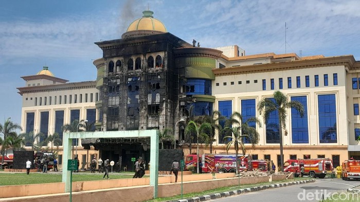 Gedung Al Munawwarah di Asrama Haji Medan terbakar