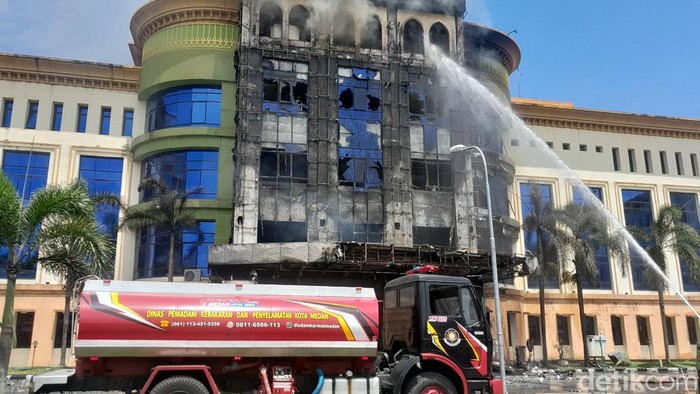 Gedung Al Munawwarah di Asrama Haji Medan terbakar
